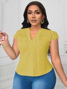 SHEIN Clasi Blusa de tela texturizada con cuello en V y encaje en contraste para tallas grandes - Amarillo - Ver 3