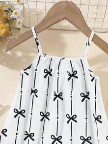 SHEIN Elladie kids Đầm maxi vải dệt nhiều màu sắc in kỹ thuật số, viền bèo nhún, dây đeo vai cho bé gái, thích hợp mặc hàng ngày vào mùa hè, đi chơi, du lịch, nghỉ mát và dự tiệc. - Đen và trắng - Xem 4