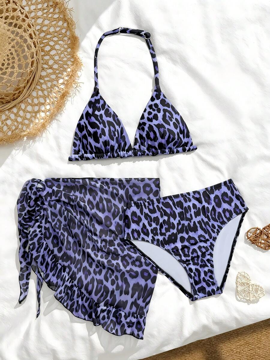 SHEIN Bộ bikini cho bé gái tuổi teen, kiểu dáng thường ngày, màu tím in họa tiết da báo, chất liệu dệt kim, gồm ba mảnh: Áo + Quần + Váy. Thời trang, thoải mái, tinh tế và thanh lịch, hoàn hảo cho các quý cô. Lý tưởng cho bơi lội, kỳ nghỉ hè, đi biển, các hoạt động bên hồ bơi, các buổi tiệc mùa hè và những chuyến đi chơi thư giãn. Bikini in họa tiết da báo, Bikini in họa tiết động vật, Màu tím, Bikini da báo, Đồ bơi in họa tiết da báo, Áo tắm in họa tiết động vật, Áo tắm da báo. - Màu tím - Xem 1