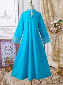 SHEIN Robe longue ample de style moyen-oriental pour filles, col montant, manches longues. Corps blanc avec motif floral coloré brodé. Légère, confortable et . Convient pour les voyages, les festivals, les vacances, les rassemblements, le printemps/l'été - Bleu azur - Voir 7