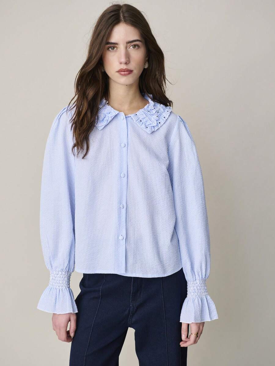 Nöista 常规款蓝色衬衫，领口饰有荷叶边，袖口采用褶皱缝线细节，前襟纽扣带设计。优雅女士服装，春夏服饰，优雅女士衬衫。 - 淺藍色 - 查看 1