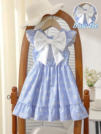 SHEIN Elladie kids 女童春夏新款休闲时尚连衣裙，蓝白格纹梭织面料，白色花卉数码印花图案，圆领无袖，袖子飘逸，后背镂空设计，白色3D蝴蝶结装饰，荷叶边下摆，休闲腰身连衣裙，适合小女孩穿着，可爱、舒适、优雅，适合日常、上学、外出、度假、派对等场合。