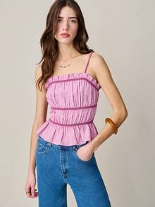Nöista Top bandeau sin mangas de tela texturizada de color púrpura con volante en el bajo. Smocking elástico en el busto y ribete de color contraste en burdeos. Primavera, verano, mujer. - Morado - Ver 4