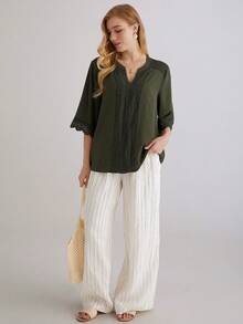 Parysyn بلوزة كاجوال للسيدات ذوات الحجم الكبير بلون أحادي مع تباين الدانتيل في الرقبة على شكل حرف V وأكمام قصيرة - أخضر عسكري - مشاهدة 4