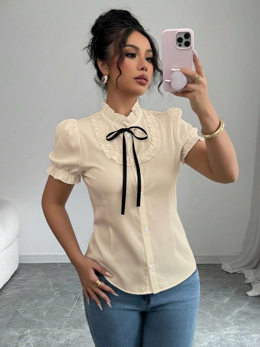 Rafferiza 荷叶边弹力袖口蝴蝶结衬衫 女士衬衫 优雅性感衬衫 女士蝴蝶结衬衫 米色衬衫 系带衬衫 蝴蝶结上衣 女士性感衬衫 工作衬衫 女士上衣和衬衫 工作服 女士办公室工作衬衫 女士工作套装 - 卡其色 - 查看 1