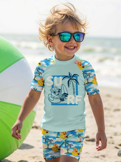 Conjunto de ropa de baño informal para niño pequeño con camiseta de manga corta y cuello redondo de corte holgado, y pantalones cortos. Adecuado para el verano, con estampados clásicos de playa: pato de dibujos animados, ola oceánica, palmera. Apto para surf, natación y vacaciones en la playa.