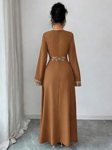 Rafferiza Đầm maxi chiffon xếp ly cổ vuông thanh lịch, in họa tiết lá vàng đen, tay dài, sang trọng và lãng mạn, trang phục xuân/thu dành cho nữ, đầm Najma, đầm Thổ Nhĩ Kỳ, đầm Ả Rập, đầm nâu thanh lịch, đầm Trung Đông, đầm nâu nữ, áo Abaya nâu, trang phục thanh lịch nữ, đầm quấn cho nữ, đầm Thổ Nhĩ Kỳ, đầm Ả Rập thanh lịch cho nữ, đầm nữ, trang phục trang trọng. - màu nâu - Xem 2