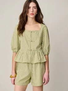 Nöista 浅绿色条纹泡泡袖短裤套装，采用方领设计，饰有蝴蝶结、荷叶边和泡泡袖。甜美、复古又休闲。清爽透气，适合春夏穿着，无论是都市生活还是度假都非常理想。 - 綠色 - 查看 4