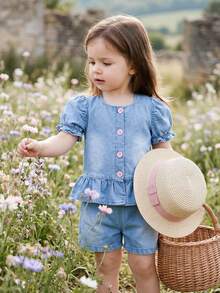 SHEIN Vintaside Kids 女嬰牛仔套裝 - 寬鬆版型荷葉袖牛仔上衣搭配粉色鈕扣裝飾，搭配寬鬆版型彈性腰牛仔短褲。採用輕盈柔軟的棉質牛仔效果面料，時尚女孩必備。適合春夏季穿著、休閒出遊、拍照、派對。秋季新品。 - 淺色水洗藍 - 查看 3