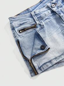 ROMWE Grunge Punk Quần short denim nữ cạp siêu thấp, thêu hình đầu lâu và đính đinh tán theo phong cách Y2K. - Màu xanh nhạt - Xem 3