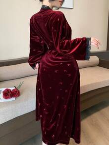 DAZY 蝴蝶印花蕾丝拼接宽松长袖女士睡袍 - 酒紅色 - 查看 2