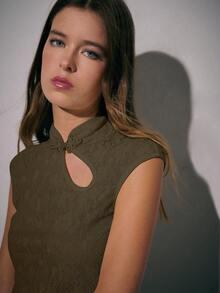 Nöista 这款女士春假上衣采用修身剪裁，灵感源自旗袍。立领饰以纽扣细节，增添传统魅力；不对称的镂空设计和略带波浪的下摆，则营造出女性柔美轻盈的气质。 - 軍綠色 - 查看 2