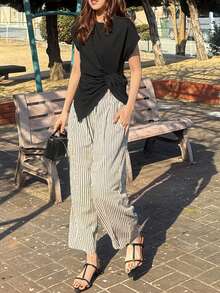 FRIFUL 女士不对称下摆抽绳褶皱T恤和条纹阔腿七分裤两件套度假套装（夏季） - 黑色 - 查看 3