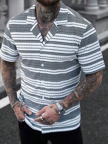 Manfinity CasualCool 男士条纹短袖翻领单排扣休闲衬衫，男士经典款，适合日常休闲、周末旅行、户外活动、探险旅行、轻松的工作环境或半正式场合，可作为男友/丈夫礼物、周年纪念/生日礼物、派对、夏季假期、婚礼、春夏两季、狂欢节等场合穿着。男士黑白条纹针织短袖纽扣领衬衫，适合夏季穿着。男士针织纽扣衬衫，黑白男士衬衫，白灰图案男士衬衫，男士钩针衬衫，男士街头风衬衫。 - 彩色 - 查看 4