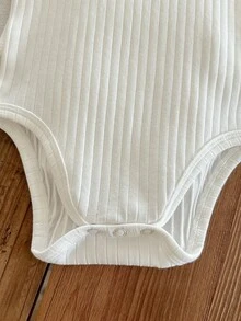 SHEIN LMoss Kids 5件套男女宝宝休闲简约针织舒适弹力纯色连体衣，适合夏季穿着 - 白色 - 查看 3