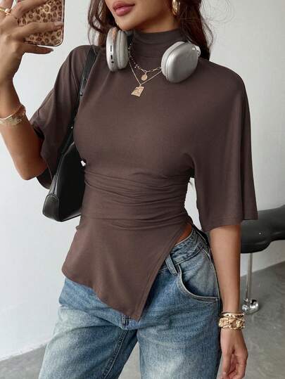 Ritzy Row Blusa de cuello alto marrón, de manga murciélago, corta, con abertura y bajo asimétrico, casual y elegante para mujer. Camisa de verano adecuada para uso diario, vacaciones, citas y atuendo de oficina