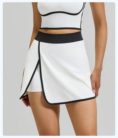 Falda deportiva corta con diseño cruzado y cintura elástica para mujer