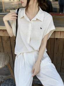 DAZY 2件套女士简约复古硬币刺绣Polo领宽松亚麻上衣套装家居服短套装 - 杏色 - 查看 3