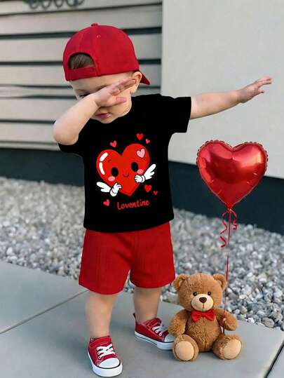 SHEIN Playful Pals Día de San Valentín Conjunto de 2 piezas de camiseta de manga corta con cuello redondo y pantalón corto a juego con estampado de corazón para bebé niño unisex de 0 a 3 años, adecuado para primavera/verano, uso diario, exterior, de moda