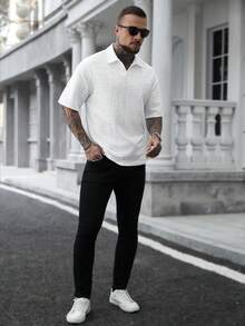 Manfinity CasualCool 男士休闲提花针织 Polo 衫，百搭日常穿着，尽显男士绅士风范，适合日常休闲、周末旅行、户外活动、探险旅行、轻松的工作环境或半正式场合，也是送给男友/丈夫、周年纪念/生日、派对、夏季假期、婚礼、春夏交替、狂欢节等场合的理想之选。这款男士休闲白色 Polo 衫采用独特的纹理面料，白色纹理男士衬衫，男士图案衬衫，男士白色衬衫。 - 白色 - 查看 6