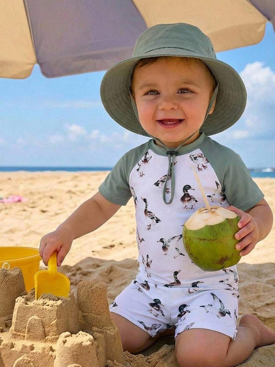 SHEIN Bubblio Set de 2 piezas de traje de baño y shorts de manga corta con diseño de pato de color block para bebés unisex, adecuado para la playa, el surf, las vacaciones, la natación y la protección solar - Verde militar - Ver 1
