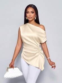 SOLERSUN Roupa Feminina de Primavera/Verão: Elegante e Estilosa, Perfeita para Uso Casual, Festas e Mais. Cor Damasco, Acabamento Brilhante, Tecido Tecido, Ajuste Sexy, Sem Mangas, Decote Assimétrico com Design Ombro à Mostra, Ombros Plissados, Babados na Cintura, Bainha Assimétrica. Camisa. - Damasco - Visão 1