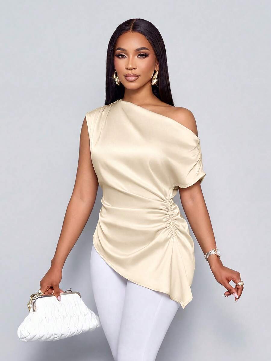 SOLERSUN Roupa Feminina de Primavera/Verão: Elegante e Estilosa, Perfeita para Uso Casual, Festas e Mais. Cor Damasco, Acabamento Brilhante, Tecido Tecido, Ajuste Sexy, Sem Mangas, Decote Assimétrico com Design Ombro à Mostra, Ombros Plissados, Babados na Cintura, Bainha Assimétrica. Camisa. - Damasco - Visão 1