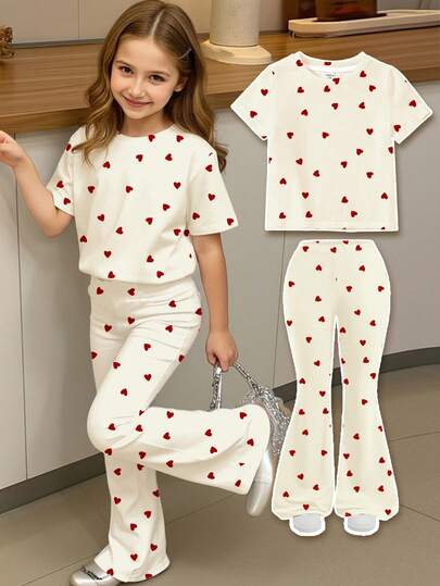 SHEIN 奶油白与酒红色，甜美可爱复古迷你爱心印花图案，情人节少女休闲简约圆领短袖T恤搭配喇叭裤两件套，适合夏季、休闲校园运动风、户外野餐、街头摄影、居家穿着。