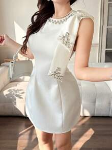 Feyla Vestido corto elegante de mujer con cuello redondo sin mangas, decorado con cristales, hombros con lazo y aplicaciones - Blanco - Ver 2