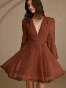 Aveloria Rosie Braunes Spitzenkleid, handgefertigte gewobene Hohlkonstruktion, eleganter Vintage-Stil geeignet für formelle Anlässe, Partys, Herbst/Winter, tiefer V-Ausschnitt, Puffärmel-Element, taillenbetonendes A-Linien-Silhouette, seidenähnlicher transparenter Stoff. Schlüsselmerkmale: Spitzenkleid, Hohlverzierung, Vintage-Kleid, tiefer V-Ausschnitt, Langarmkleid, taillenschmeichelnde Form, leinenähnlich, Partykleid. Leinenartiges Rüschenbesatz V-Ausschnitt Urlaubsstil Langarmkleid - Braun - Übersicht 7