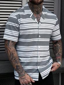 Manfinity CasualCool 男士条纹短袖翻领单排扣休闲衬衫，男士经典款，适合日常休闲、周末旅行、户外活动、探险旅行、轻松的工作环境或半正式场合，可作为男友/丈夫礼物、周年纪念/生日礼物、派对、夏季假期、婚礼、春夏两季、狂欢节等场合穿着。男士黑白条纹针织短袖纽扣领衬衫，适合夏季穿着。男士针织纽扣衬衫，黑白男士衬衫，白灰图案男士衬衫，男士钩针衬衫，男士街头风衬衫。 - 彩色 - 查看 6