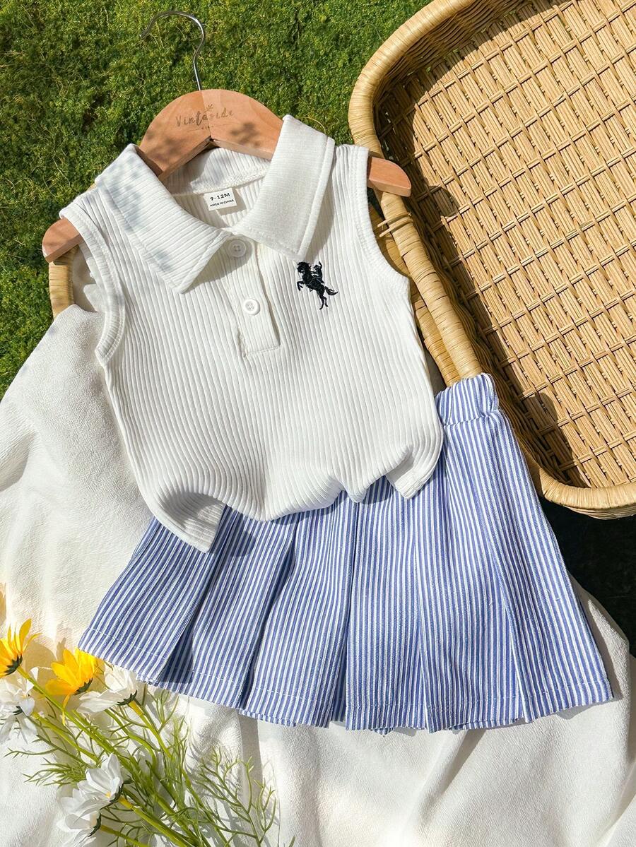 SHEIN 这款女婴两件套夏季套装，包括一件高领背心和一条蓝白条纹百褶裙，展现出时尚百搭的英伦学院风休闲装扮。裙身饰有小马刺绣，更添质感。适合日常活动，例如逛书店、参加校园活动、居家休闲等。