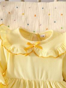 SHEIN 秋季新款女婴优雅甜美可爱简约休闲风蝴蝶结撞色娃娃领白色长袖连衣裙，袖口饰有蝴蝶结，下摆饰有荷叶边 - 黃色 - 查看 4