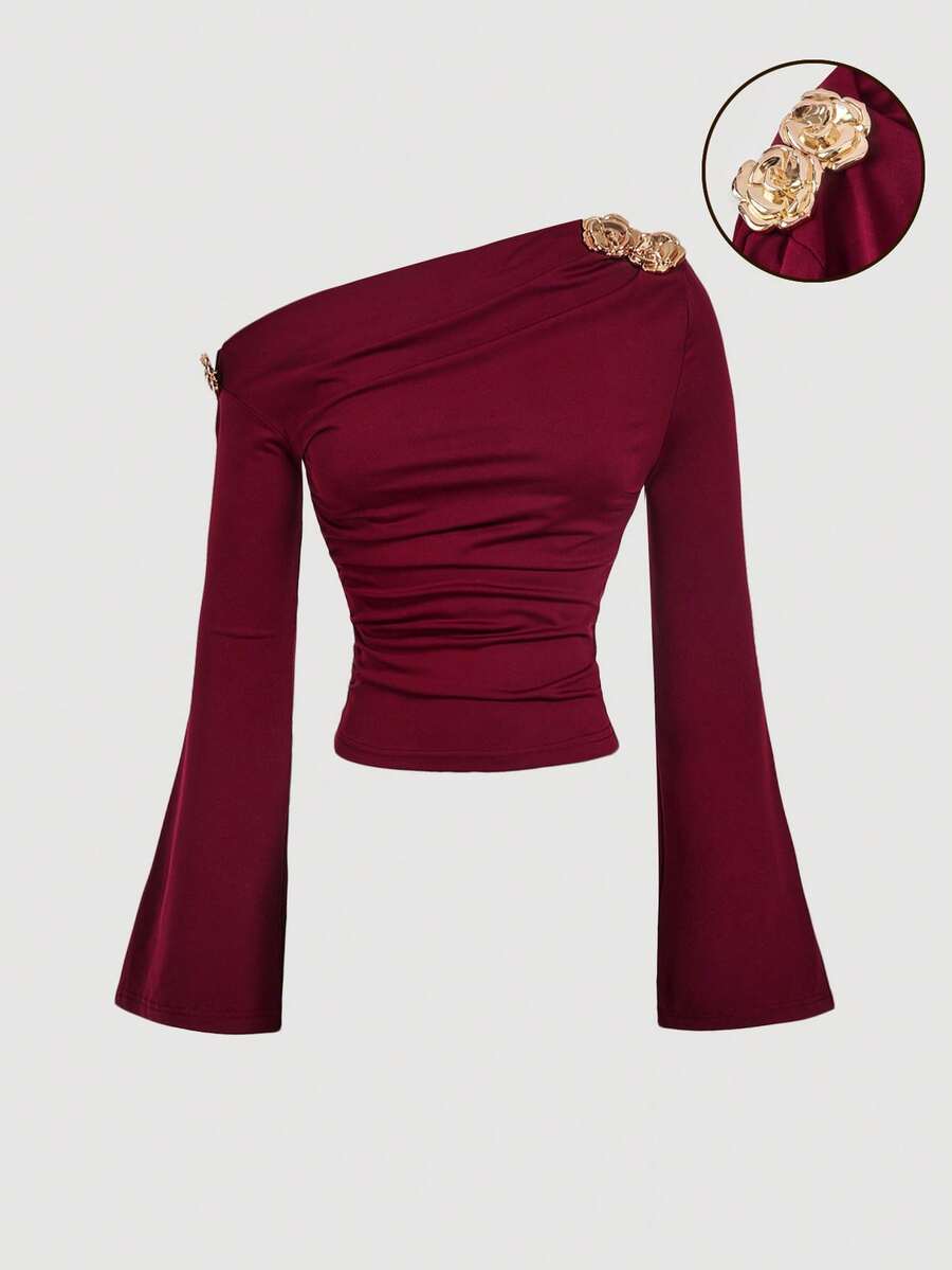 SHEIN MOD 一件女士长袖T恤,饰有金属花朵图案和不对称领口 - 酒紅色 - 查看 1