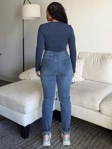 Tyla Gomez Y2K 风格高腰浅蓝色牛仔裤，九分裤长度，修身铅笔裤，凸显身材，适合春夏季、假日、节日、女牛仔、外出、牛仔裤女士、牛仔女士、曲线 - 中等水洗藍 - 查看 3