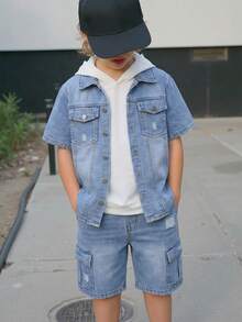 Un conjunto de niño preadolescente 2026 Primavera Verano Nuevo Traje de mezclilla cargo desgastado en azul claro con estilo retro rasgado, que incluye una camisa de manga corta con cuello de mezclilla y pantalones cortos cargo con múltiples bolsillos, un estilo de calle fresco y versátil para el verano, un conjunto de dos piezas para niños - Lavado ligero - Ver 2