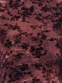 Nöista 这款长袖丝绒连衣裙质感丰富，饰有柔软的花卉烧花纹理，修身剪裁，尽显优雅气质。是情人节派对、春夏晚宴或任何高雅场合的完美之选。也可作为婚礼宾客的礼服。 - 酒紅色 - 查看 9