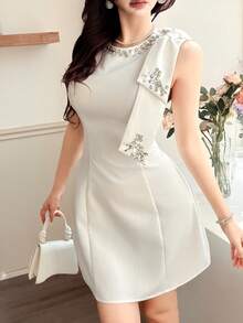 Feyla Vestido corto elegante de mujer con cuello redondo sin mangas, decorado con cristales, hombros con lazo y aplicaciones - Blanco - Ver 5