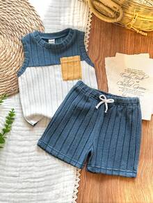 SHEIN Vintaside Kids 男童夏季蓝白黄撞色圆领无袖背心搭配短裤套装。舒适、简约、休闲的风格。前袋和短裤抽绳装饰，兼具实用性。采用交叉纹理面料，厚度适中，版型合身。适合户外探险、居家休闲和派对聚会等各种场合。 - 彩色 - 查看 1