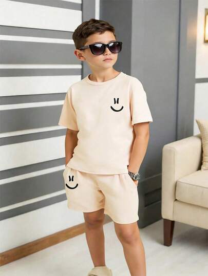 SHEIN 男童笑脸印花圆领短袖蓝色套装，休闲百搭，适合日常穿着，春夏皆宜