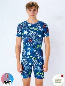 一套新款可爱印花紧身睡衣，适合青少年男童。浅蓝色短袖上衣印有星星、滑板、运动鞋、足球、“COOL”和“08”字样，搭配休闲设计的同款短裤，采用柔软弹力针织面料，可机洗，穿着舒适。 - 彩色 - 查看 2