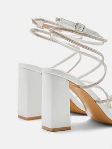 CUCCOO CURVES Sandalias de tacón alto con tira de tobillo con strass blancos, clásicas y cómodas - Ajuste ancho para mujeres, zapatos de vacaciones de talla grande para el verano y Halloween - Blanco 1 - Ver 9