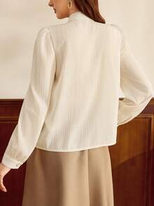 Vintamour 复古优雅女士衬衫，饰有纹理蝴蝶结、荷叶边下摆和珍珠纽扣，休闲百搭，适合工作、度假、夏季、春假、情人节等场合。优雅女士衬衫，春季女装衬衫。 - 米色 - 查看 8