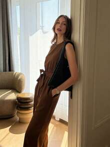 Pariaura Eleganter brauner ärmelloser Jumpsuit im Vintage-Stil - Rundhalsausschnitt, Taillenbindung, weite Beine, Frühling Sommer Chic Hose; Eleganter schlanker brauner ärmelloser Jumpsuit - Rundhalsausschnitt, Bindung, weite Beine, Frühling Sommer vielseitige Hose; Minimalistischer, stilvoller brauner ärmelloser Jumpsuit - Rundhalsausschnitt, Taillenbindung, weite Beine, Frühling Sommer Pendler Hose - Braun - Übersicht 7