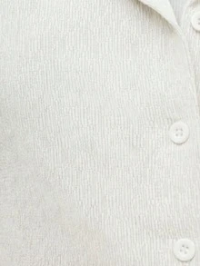 Nöista 修身短袖针织开衫，翻领饰有蕾丝花边。优雅的纹理面料，细节精致——非常适合春假穿搭、休闲或办公穿着，以及女士生日装扮或优雅造型。 - 白色 - 查看 8