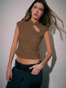 Nöista 这款优雅上衣以新式中式旗袍为灵感，打造清新甜美的造型，修身剪裁更添优雅气质。立领饰以纽扣，彰显传统韵味。不对称的镂空设计则增添个性魅力，勾勒出柔美女性线条。 - 棕色 - 查看 5