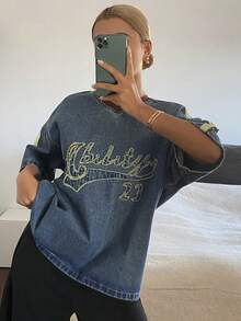 DAZY 女士休闲牛仔上衣，V领，短袖，宽松版型，字母刺绣设计，街头风，夏季 - 中等水洗藍 - 查看 3