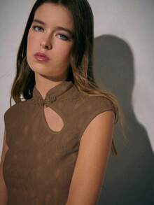 Nöista 这款优雅上衣以新式中式旗袍为灵感，打造清新甜美的造型，修身剪裁更添优雅气质。立领饰以纽扣，彰显传统韵味。不对称的镂空设计则增添个性魅力，勾勒出柔美女性线条。 - 棕色 - 查看 2