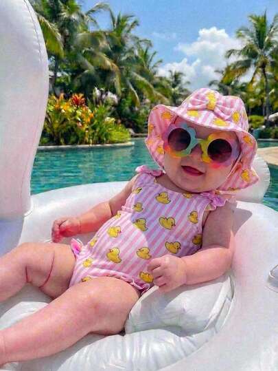 SHEIN This One-Piece Baby Girl Sleeveless Swimsuit Features A Cute And Versatile Duck Pattern, Perfect For Casual Vacations And Spring/Summer.