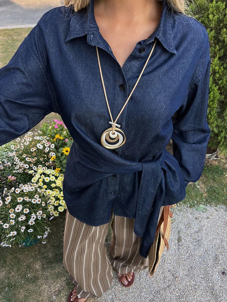 DAZY 女士翻领长袖侧系带休闲牛仔衬衫 - 深色水洗藍 - 查看 1